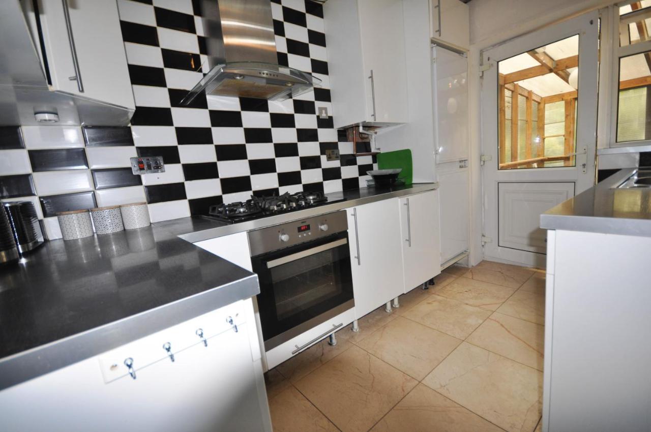 Modern 2 Bed Apartment Luton  Eksteriør bilde